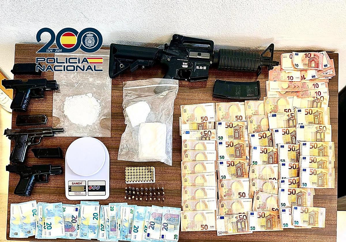 Objetos incautados durante el registro.