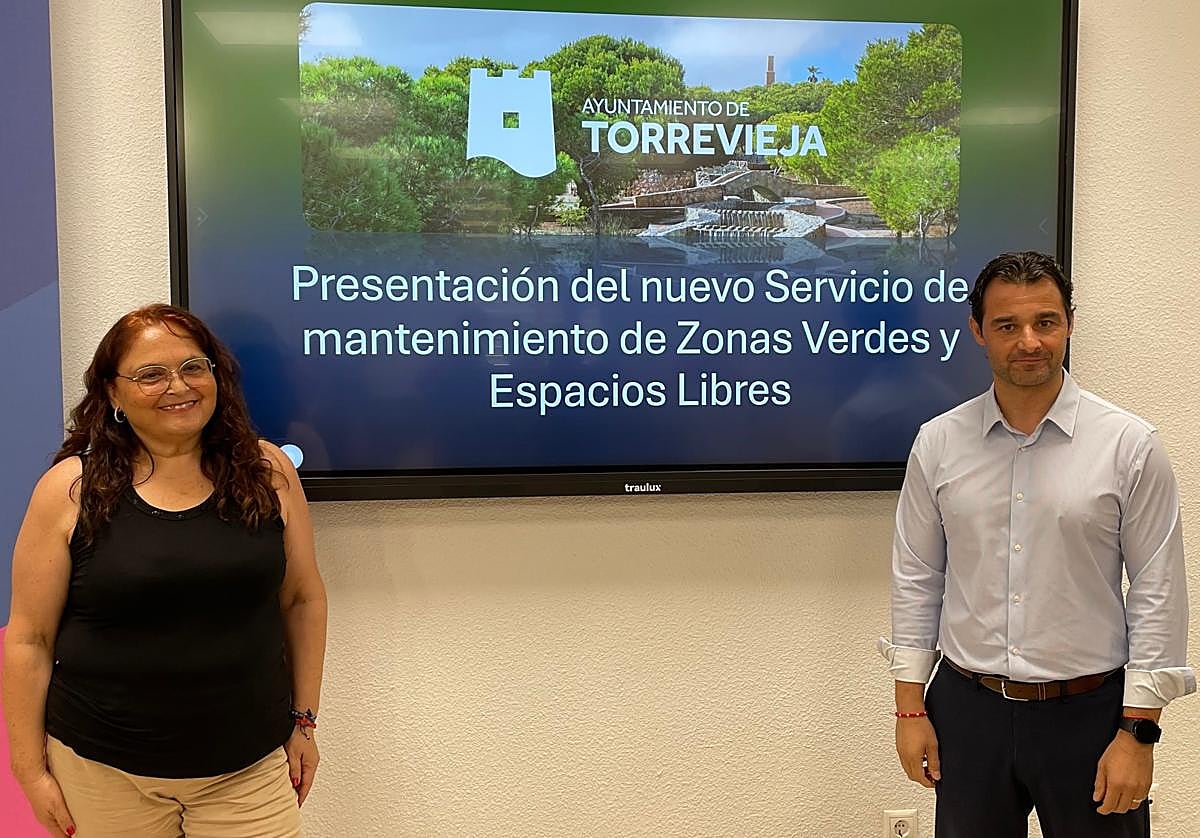 El alcalde de Torrevieja, Eduardo Dolón, junto con la concejal de Parques y Jardines, Concha Sala.