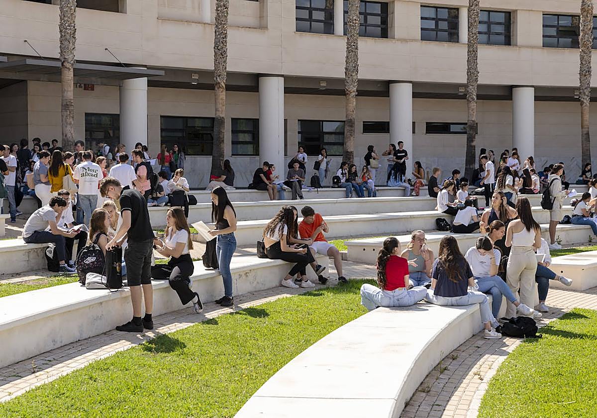 Alumnos en el aulario II de la universidad de Alicante durante la PAU (pruebas de acceso a la universidad)