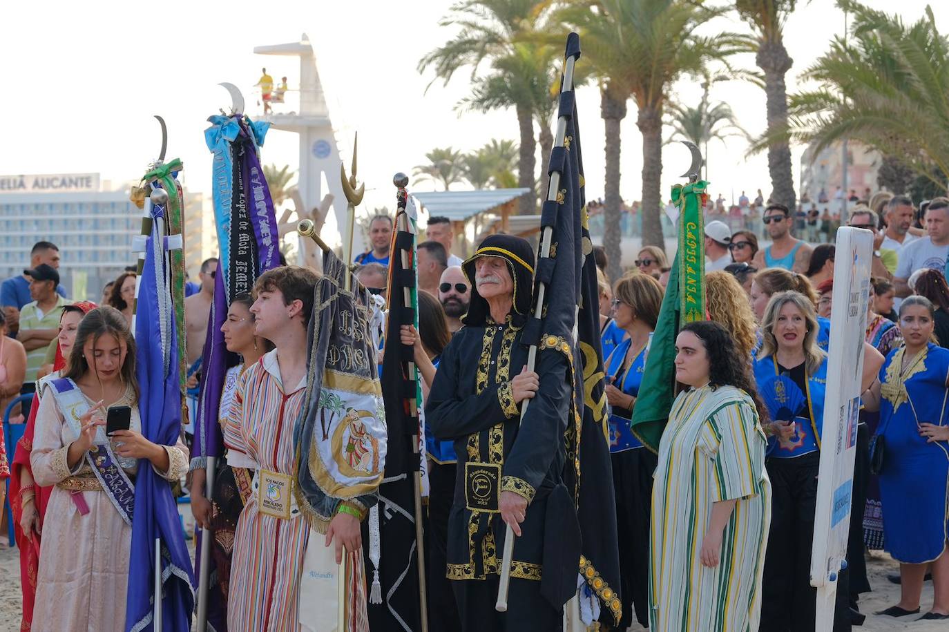 Los moros y cristianos se enzarzan en un épico desembarco en el Postiguet