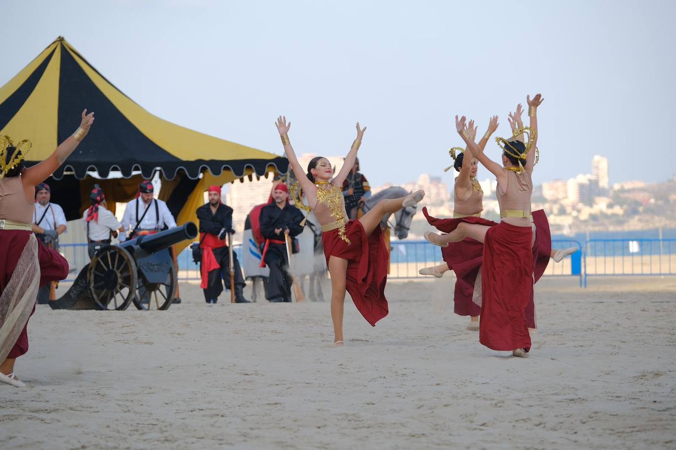 Los moros y cristianos se enzarzan en un épico desembarco en el Postiguet