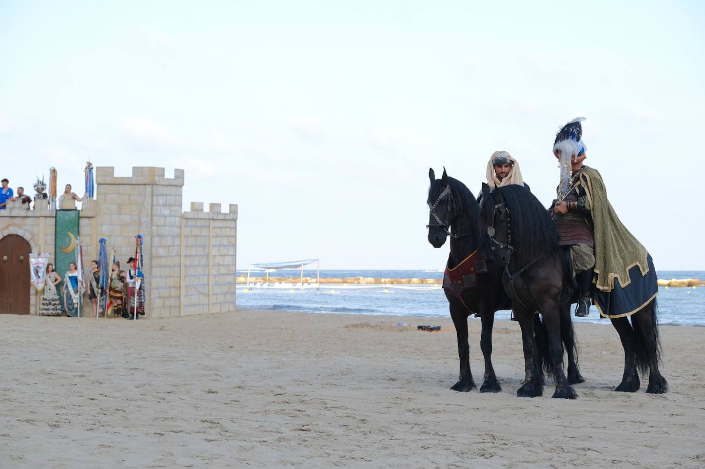 Los moros y cristianos se enzarzan en un épico desembarco en el Postiguet