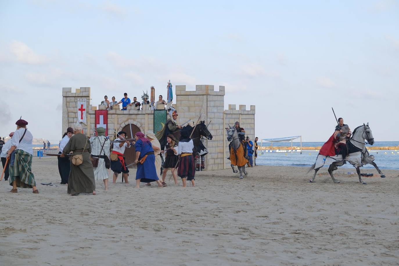 Los moros y cristianos se enzarzan en un épico desembarco en el Postiguet