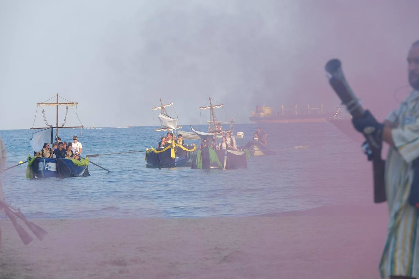 Los moros y cristianos se enzarzan en un épico desembarco en el Postiguet