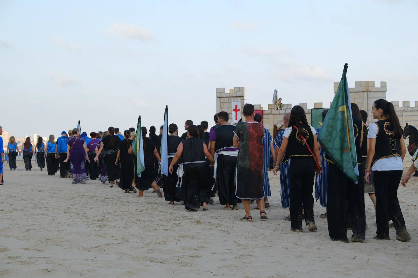 Los moros y cristianos se enzarzan en un épico desembarco en el Postiguet