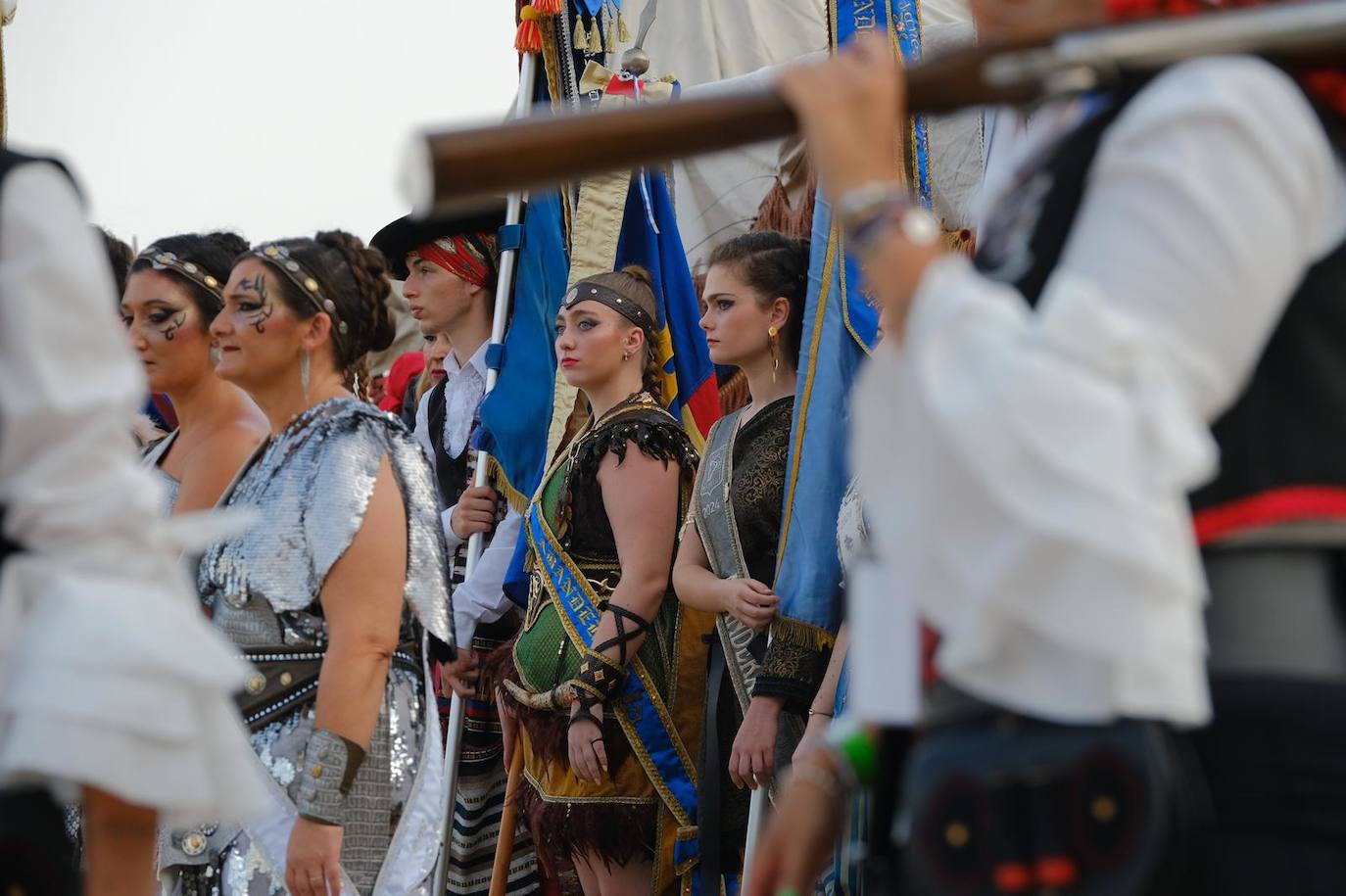 Los moros y cristianos se enzarzan en un épico desembarco en el Postiguet