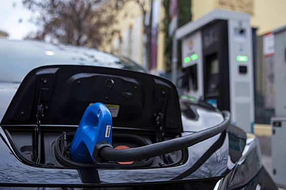 Un coche eléctrico recarga en una estación.