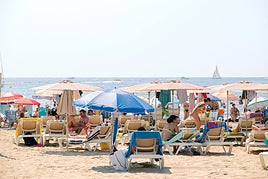 Turistas en la playa del Postiguet.