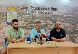 El alcalde de Rafal, Manuel Pineda (en el centro) durante la comparecencia.