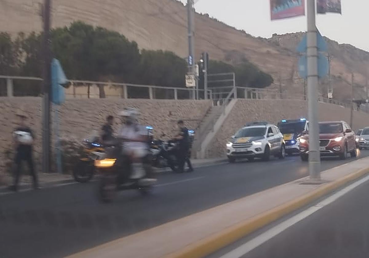 Dispositivo policial movilizado para atender el falso aviso de bomba.