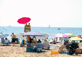 Dos socorristas en la playa del Postiguet de Alicante.