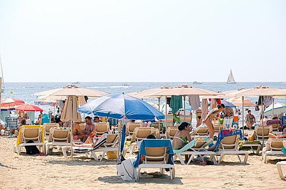 La playa del Postiguet llena de turistas.