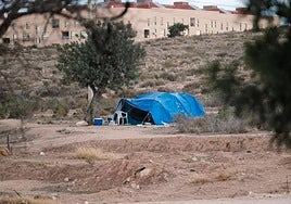 Una tienda de campaña de una persona sin hogar en Alicante.