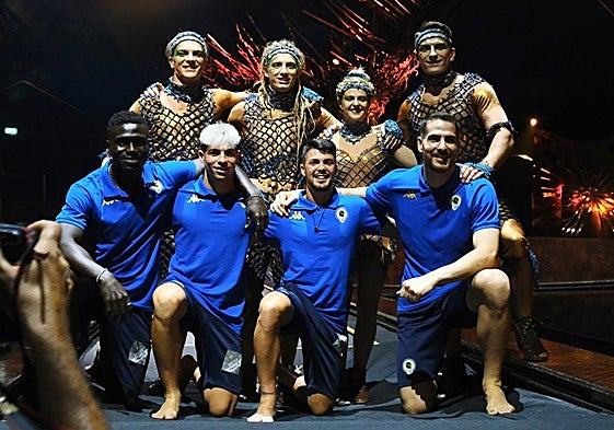 Los jugadores del Hércules junto a los artistas del Circo del Sol