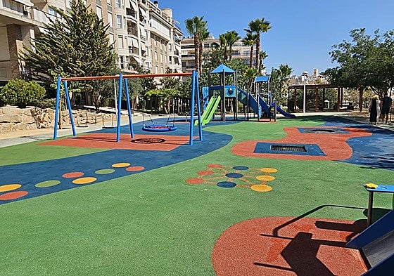 El parque infantil 'Parc dels Garrofers' de Calp después de la remodelación.