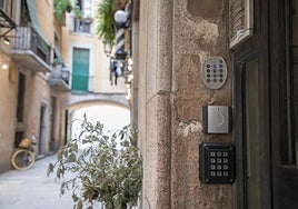 Acceso a una vivienda turística.