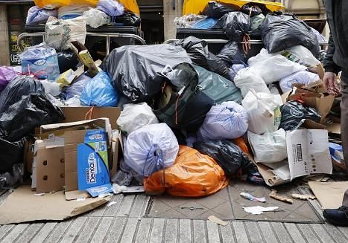 Contenedores de basura sin recoger, en una imagen de archivo.