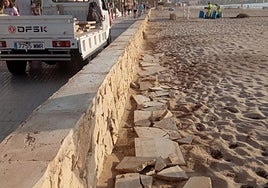 Destrozos en el murete que separa el paseo de Muchavista de la playa.