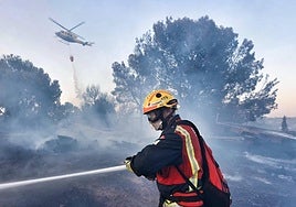 Los bomberos actuando en la zona.
