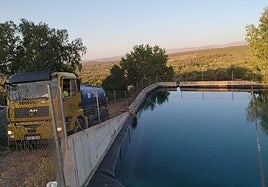 Uno de los 35.000 camiones cisterna enviados por la Generalitat a explotaciones ganadoras.