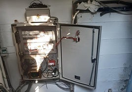 Una de las cabinas electricas que fueron abiertas a la fuerza