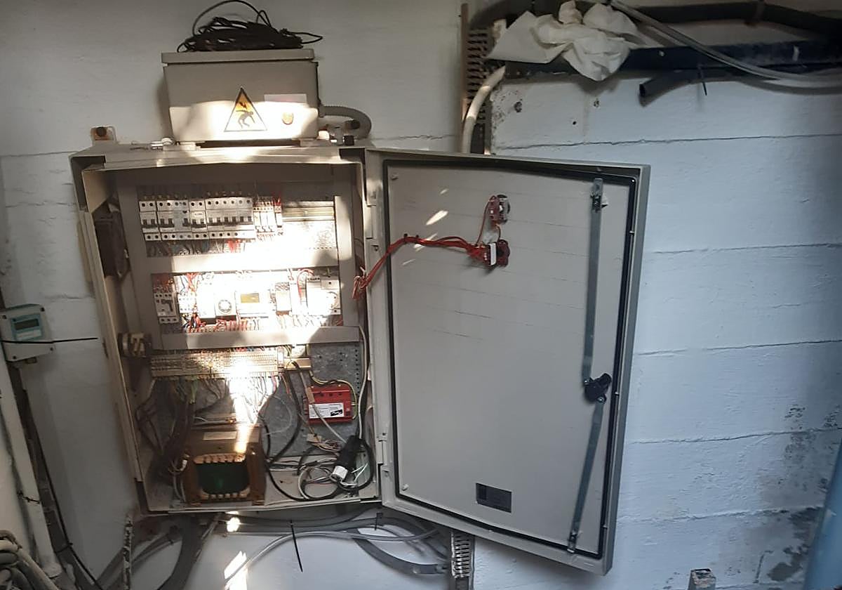 Una de las cabinas electricas que fueron abiertas a la fuerza