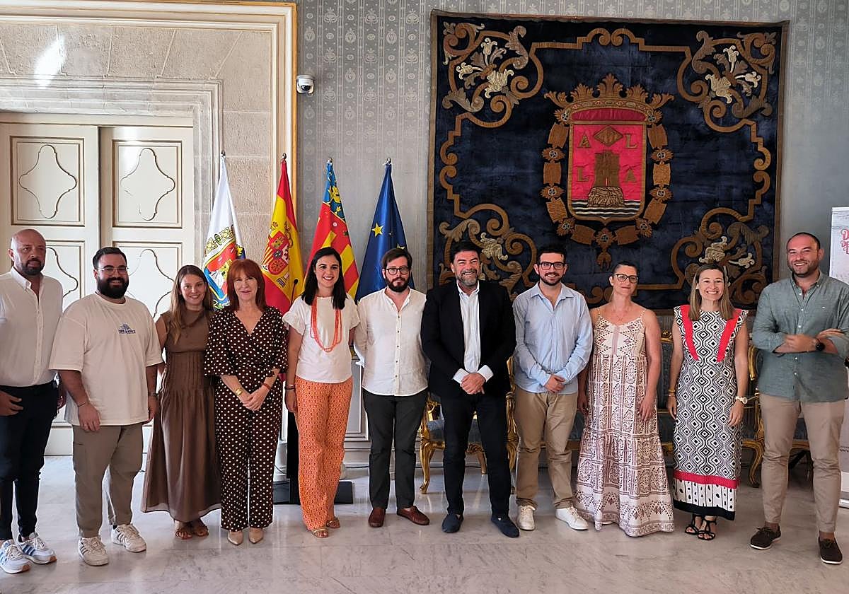 El alcalde de Alicante, Luis Barcala, junto a miembros del equipo de gobierno y representantes juveniles.