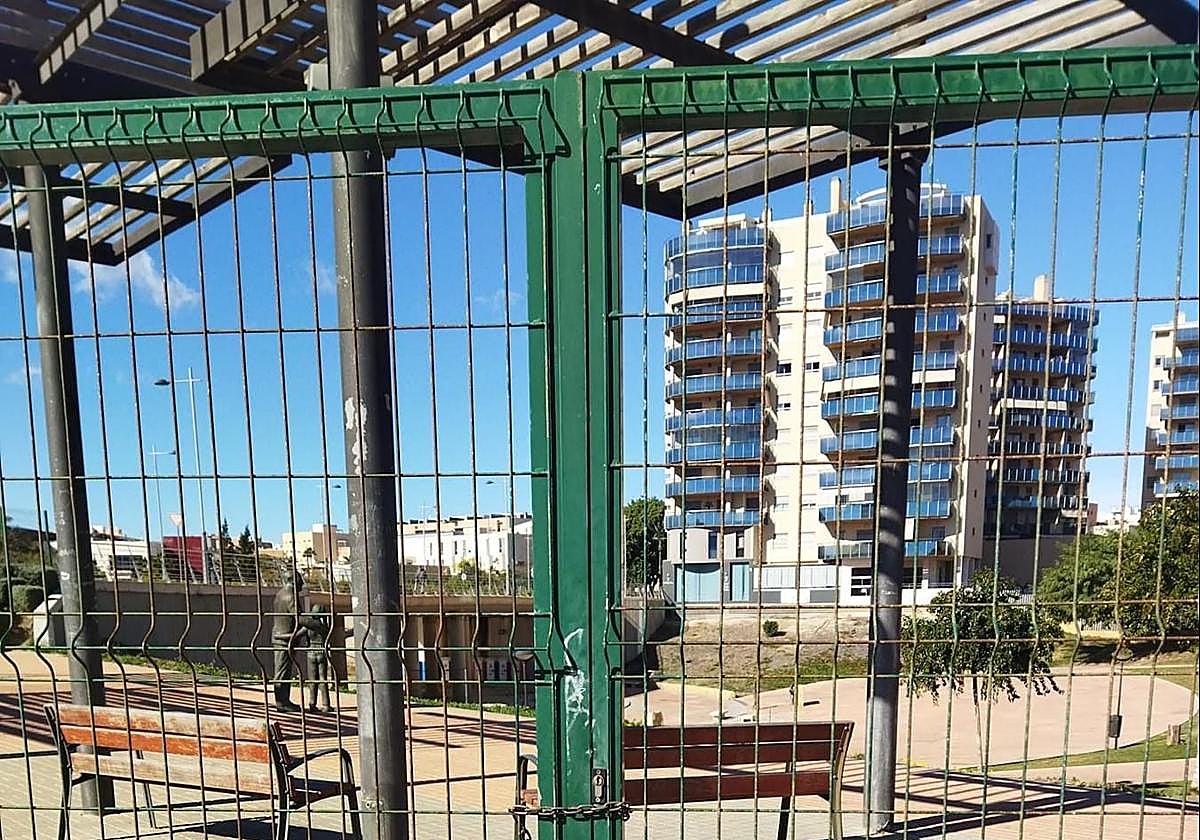 Una de las puertas de acceso al Parque Central de El Campello.