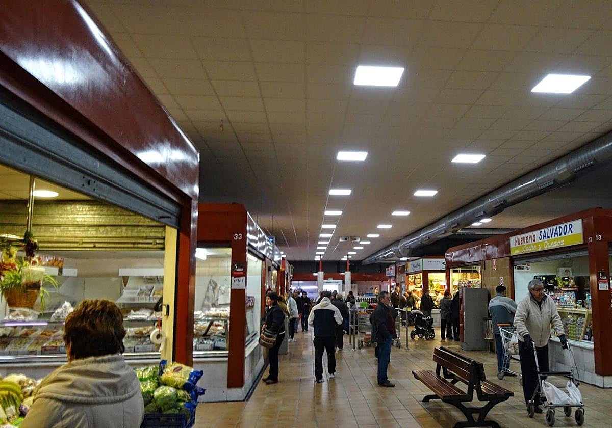 El mercado municipal de Villena abierto al público.