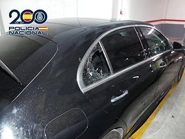 Coche con la ventanilla fracturada.