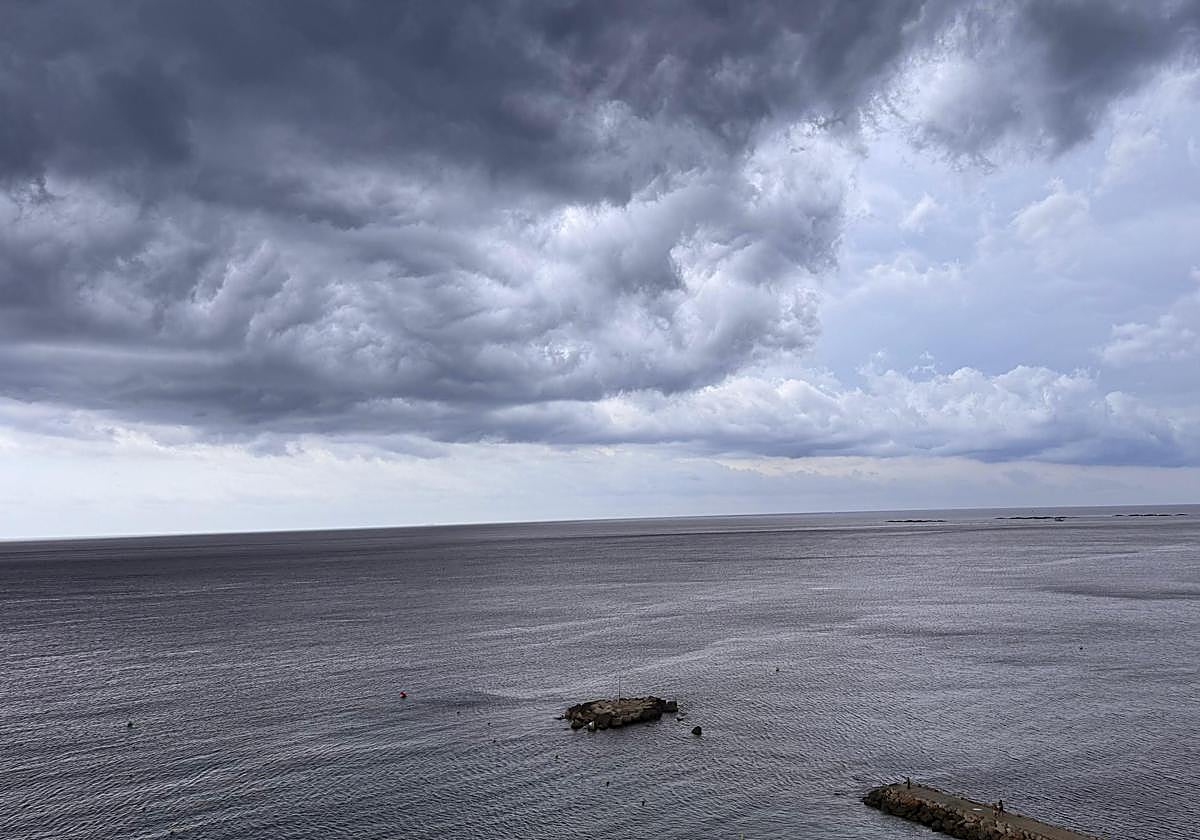 La lluvia descarga sobre Calp.