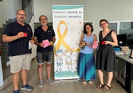 Responsables de la iniciativa posan con protectores 'Gusi'.