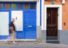 Malagón pasea por el casco antiguo de La Vila, donde aparecen sus 'stickers'.
