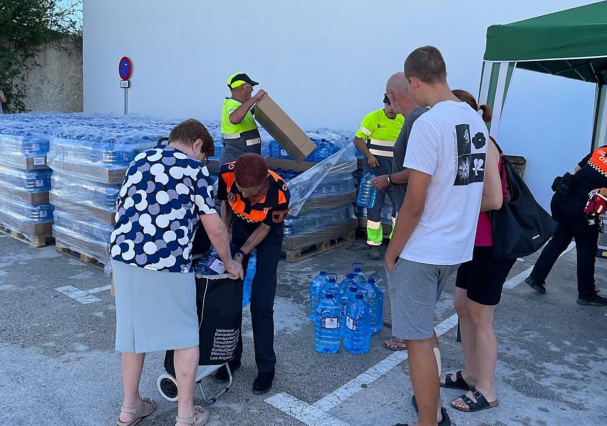 Reparten garrafas de agua entre los vecinos de Teulada-Moraira.