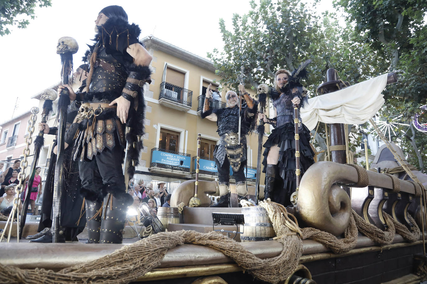 Así ha sido el Desfile de Gala y el Castillo de Fuegos de Dénia