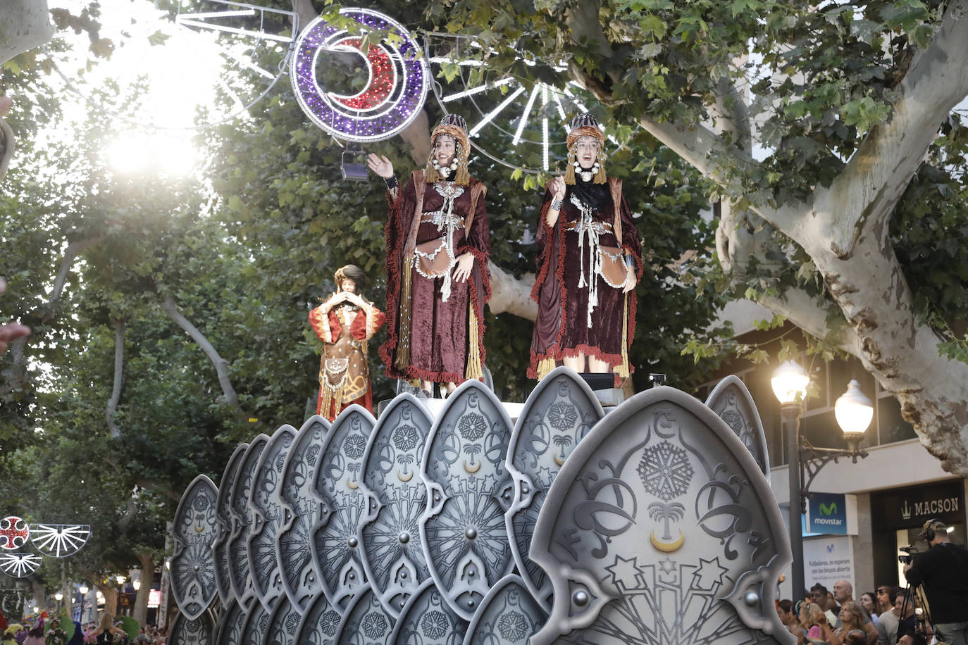 Así ha sido el Desfile de Gala y el Castillo de Fuegos de Dénia