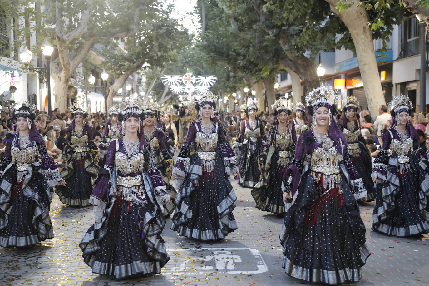 Así ha sido el Desfile de Gala y el Castillo de Fuegos de Dénia