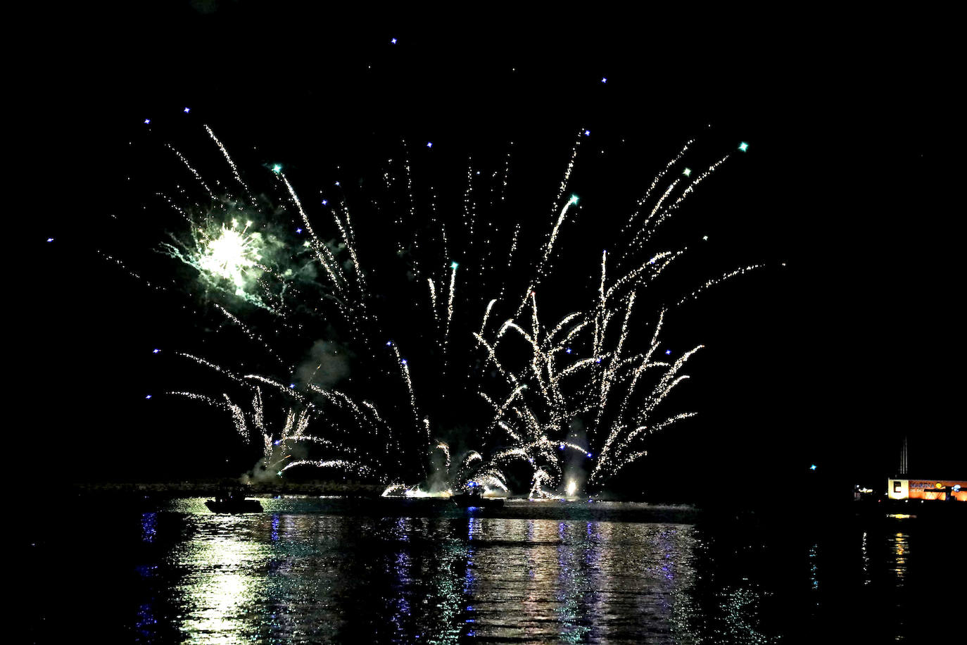Así ha sido el Desfile de Gala y el Castillo de Fuegos de Dénia