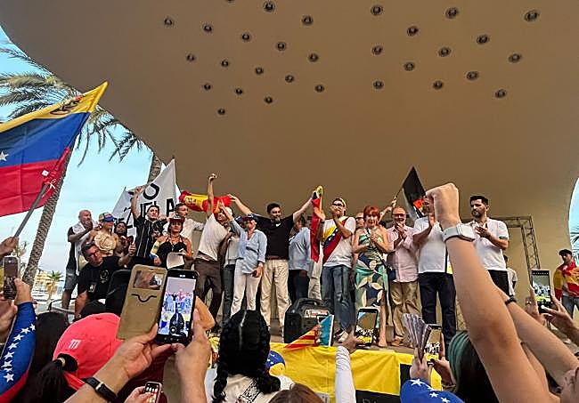 La manifestación ha llegado hasta la Concha de la Explanada.