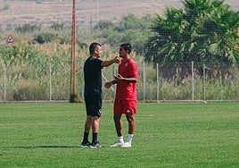 César Moreno dialoga con Torrecilla esta pretemporada en Fontcalent.