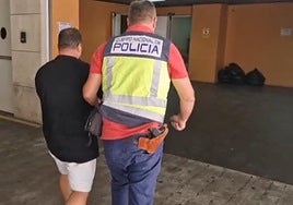 El detenido durante la intervención.