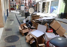 Residuos en la acera sin recoger.