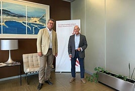 Imagen del Conseller y el dirigente de la empresa adjudicataria.