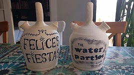 Botijos pintados en la campaña Water Parties de Villena.