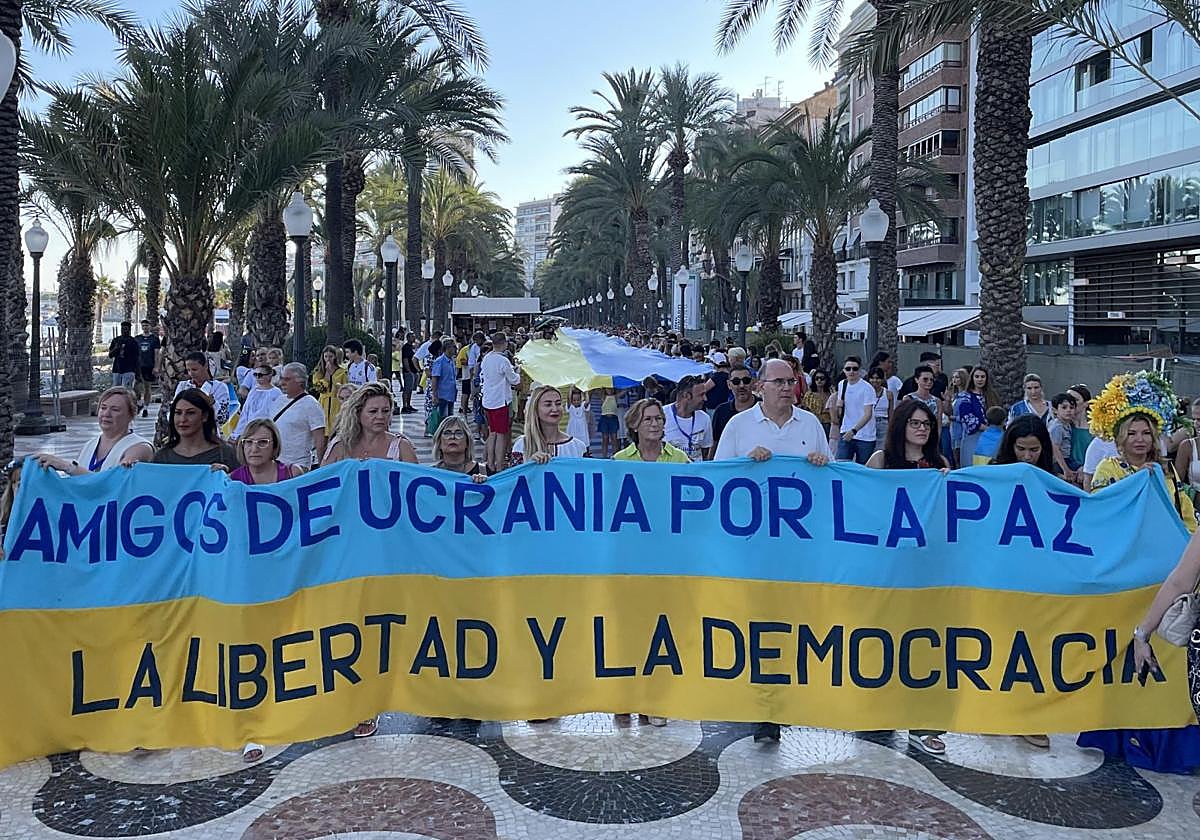 Marcha cívica en favor de Ucrania en Alicante.