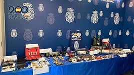 Mesa con objetos empleados para robar.