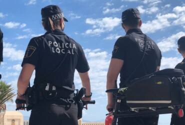 Imagen de archivo de dos policías locales en Elche.