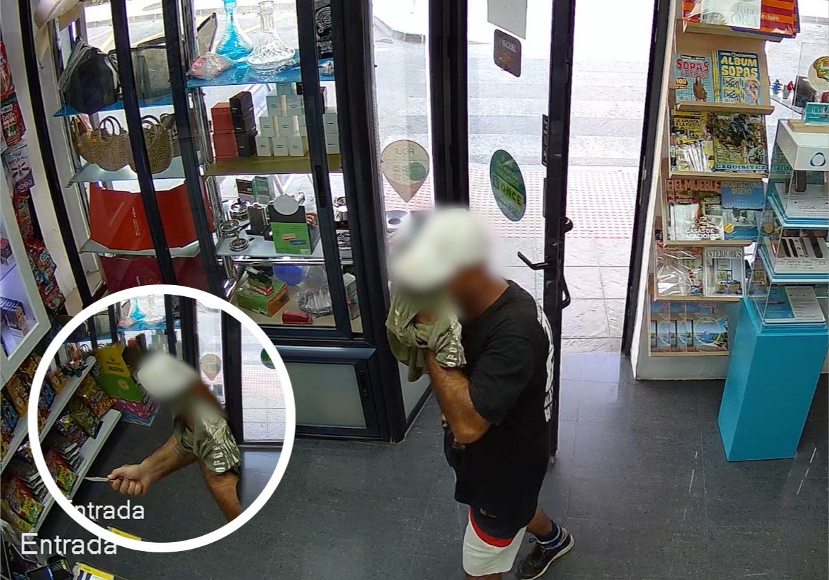 Momento del robo en el estanco del Rafal