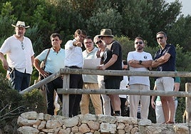 El diputado de Cultura, Juan de Dios Navarro, visitando el enclave acompañado por el concejal de Medio Ambiente de Calp, Juan Manuel del Pino, y por el director del MARQ y coordinador de la Campaña, Manuel Olcina