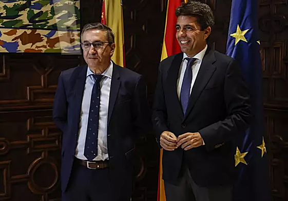 El conseller de Educación, José Antonio Rovira (izq), junto al president de la Generalitat, Carlos Mazón.